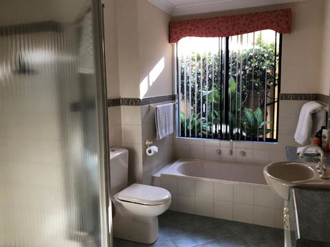 Alfred Cove Short Stay - Kalgoorlie Accommodation 1