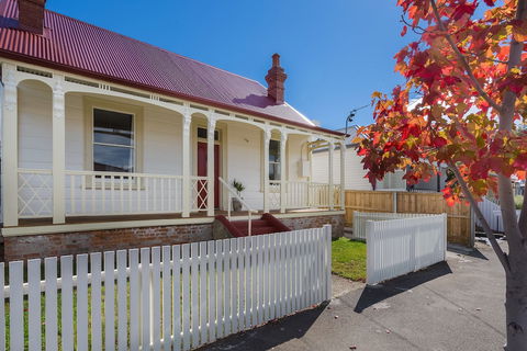 Brampton Cottage - Kalgoorlie Accommodation 1
