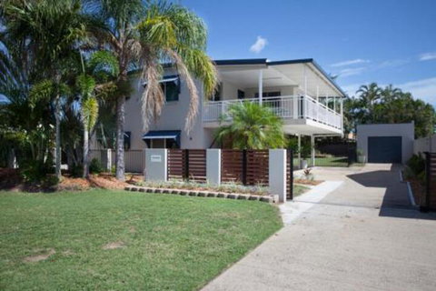 City Beach Holiday House - Kalgoorlie Accommodation 0