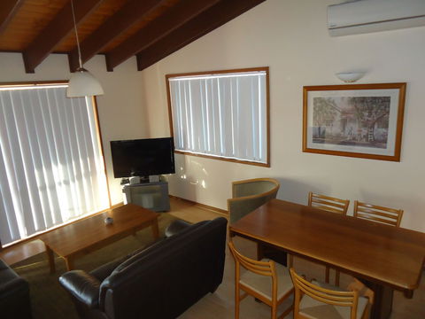 Dalmeny Shores - Kalgoorlie Accommodation 5