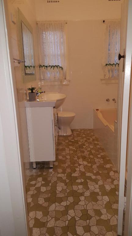 King Cottage - Kalgoorlie Accommodation 4