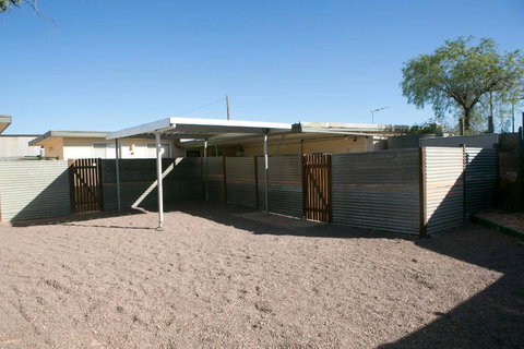 Cave Place Units - Kalgoorlie Accommodation 3