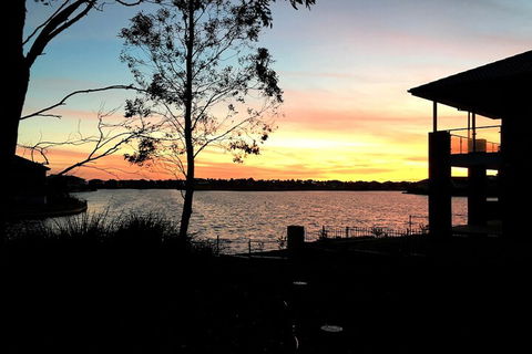 Deluxe Lake View House - Kalgoorlie Accommodation 3