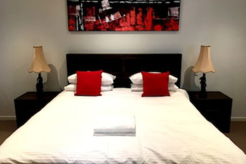 Deluxe Lake View House - Kalgoorlie Accommodation 0
