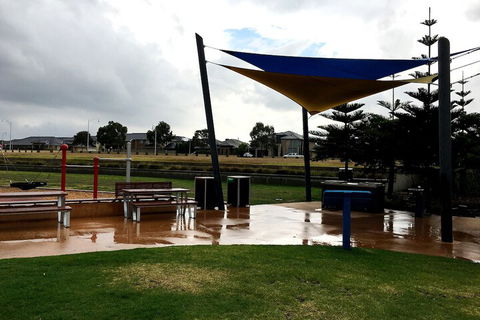 Deluxe Lake View House - Kalgoorlie Accommodation 7