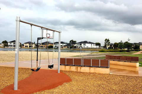 Deluxe Lake View House - Kalgoorlie Accommodation 4