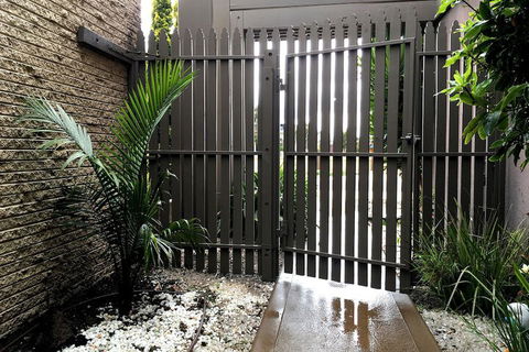 Deluxe Lake View House - Kalgoorlie Accommodation 2