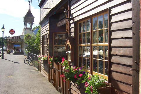 Madam Saddler On Fraser Clunes - Kalgoorlie Accommodation 5