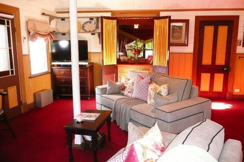 Madam Saddler On Fraser Clunes - Kalgoorlie Accommodation 4