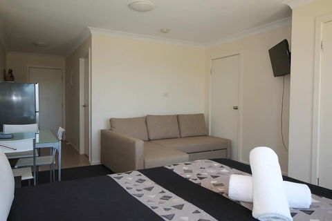 Poley Cow Studio - Kalgoorlie Accommodation 3