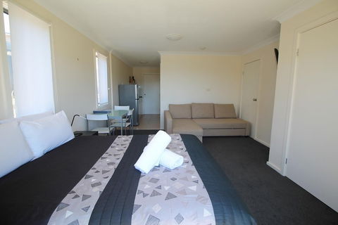 Poley Cow Studio - Kalgoorlie Accommodation 2