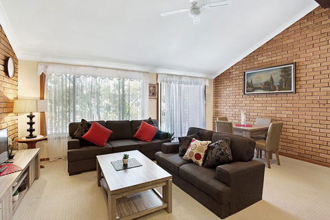Macadamia Court, 2/8 Government Road - Kalgoorlie Accommodation 2