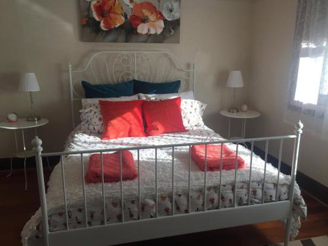 Art Deco Cottage - Kalgoorlie Accommodation 3