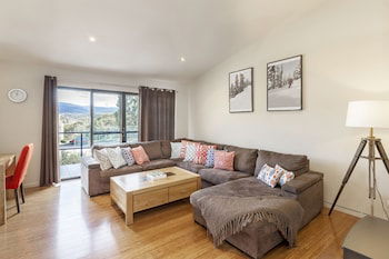 Khione 1 - Modern & Spacious With Views Towards Lake Jindabyne & The Mountains Beyond - Kalgoorlie Accommodation 2