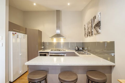 Khione 1 - Modern & Spacious With Views Towards Lake Jindabyne & The Mountains Beyond - Kalgoorlie Accommodation 4