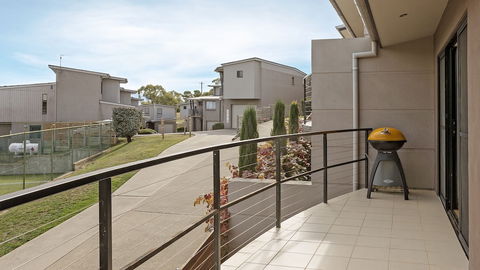 Khione 1 - Modern & Spacious With Views Towards Lake Jindabyne & The Mountains Beyond - Kalgoorlie Accommodation 1