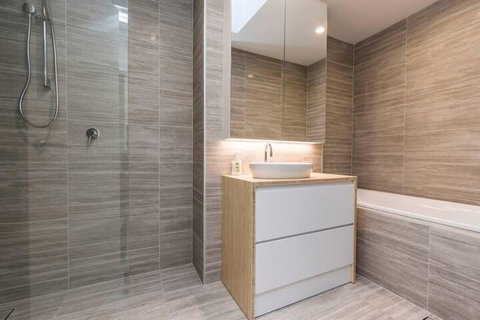 Executive 2 Storey Apartment With Pool - Kalgoorlie Accommodation 2