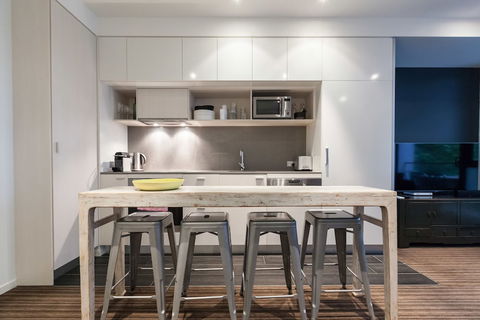 ZACH, 1BDR St.Kilda Apartment - Kalgoorlie Accommodation 3
