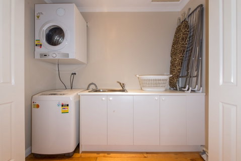 Lovely 5BR House Walk To Train And Shops - Kalgoorlie Accommodation 0