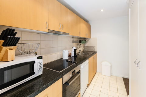 NAOMI, 2BDR South Melbourne Apartment - Kalgoorlie Accommodation 4
