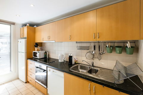 NAOMI, 2BDR South Melbourne Apartment - Kalgoorlie Accommodation 3