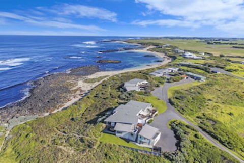 HEARNS BEACHSIDE VILLA 1 - Kalgoorlie Accommodation 0
