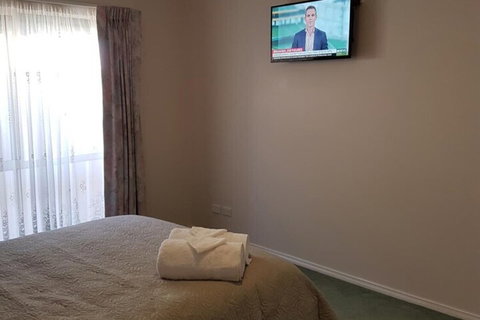 Cobram Cottage - Kalgoorlie Accommodation 4