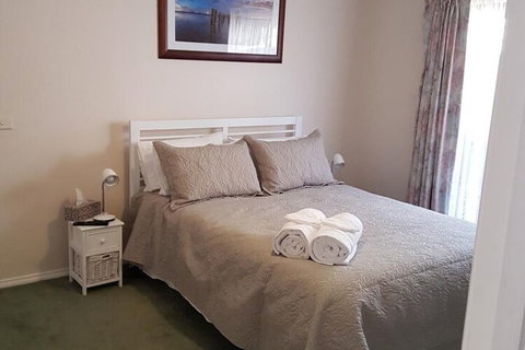 Cobram Cottage - Kalgoorlie Accommodation 5