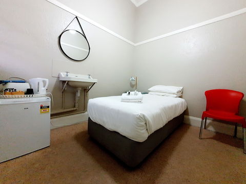 Royal Hotel West Wyalong - Kalgoorlie Accommodation 4