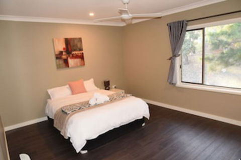 Warrawong Holiday Big Home - Kalgoorlie Accommodation 0