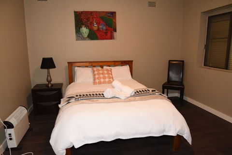 Warrawong Holiday Big Home - Kalgoorlie Accommodation 1