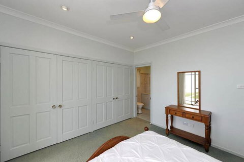 Cook St. 4 Salamander Bay - Kalgoorlie Accommodation 5
