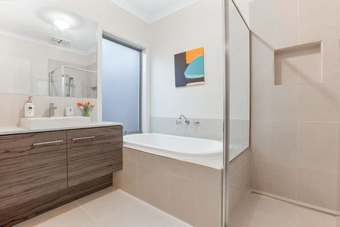 Lakeside Retreat & Business - Kalgoorlie Accommodation 6