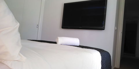 Lakeside Retreat & Business - Kalgoorlie Accommodation 5