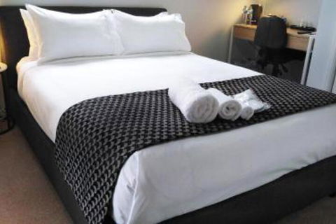 Lakeside Retreat & Business - Kalgoorlie Accommodation 0