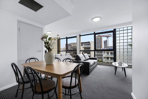 Stylish & Spacious Apt With Double Living Room - Kalgoorlie Accommodation 5