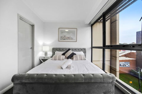 Stylish & Spacious Apt With Double Living Room - Kalgoorlie Accommodation 3