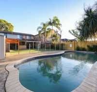 HomeHotel 4 Bedroom  Homeoffice with Nice Pool - Kalgoorlie Accommodation