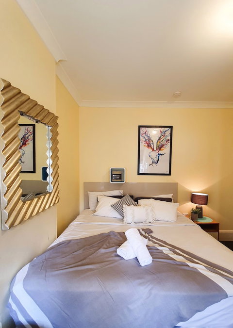 Crown Street Studios - Kalgoorlie Accommodation 5