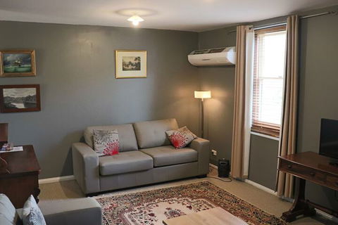 Robinson Cottage - Kalgoorlie Accommodation 5