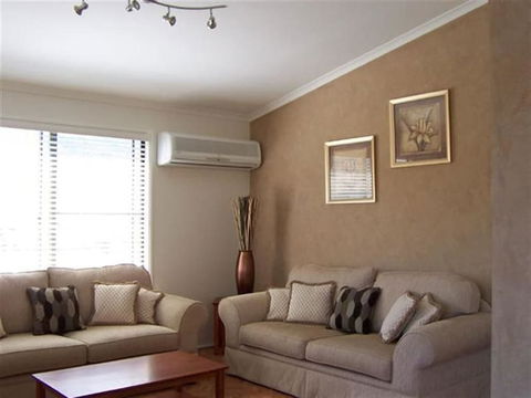 Elm Cottage - Kalgoorlie Accommodation 3