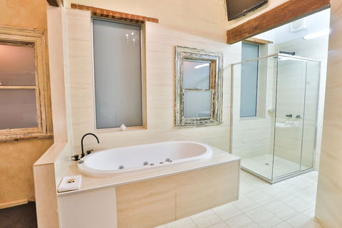 Indulge Apartments - Eighth Street - Kalgoorlie Accommodation 6