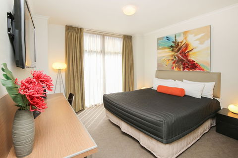 Indulge Apartments - Ontario - Kalgoorlie Accommodation 4