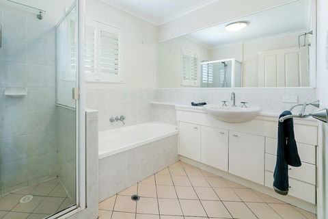 Redcliffe Peninsula Penthouse - Kalgoorlie Accommodation 7