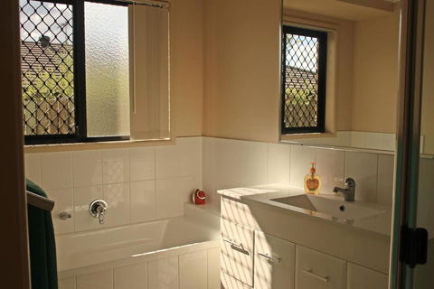 Banksia & Acacia Apartments - Kalgoorlie Accommodation 5