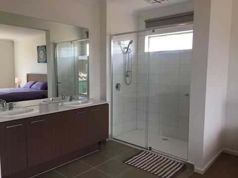 Apple House Point Cook - Kalgoorlie Accommodation 1