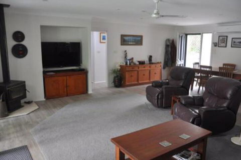 9 Hayward St. Stay Lakeside - Kalgoorlie Accommodation 7