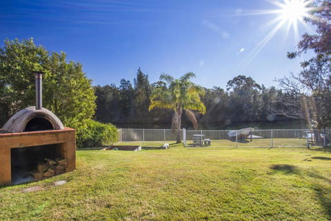 77 Lake Entrance Rd Waterfront Wonder - Kalgoorlie Accommodation 6