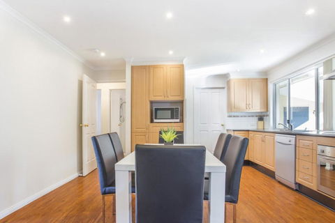 77 Lake Entrance Rd Waterfront Wonder - Kalgoorlie Accommodation 1