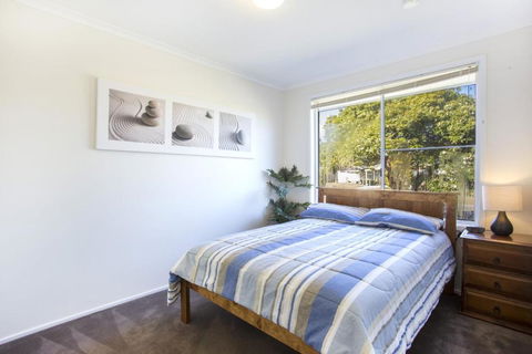 77 Lake Entrance Rd Waterfront Wonder - Kalgoorlie Accommodation 3